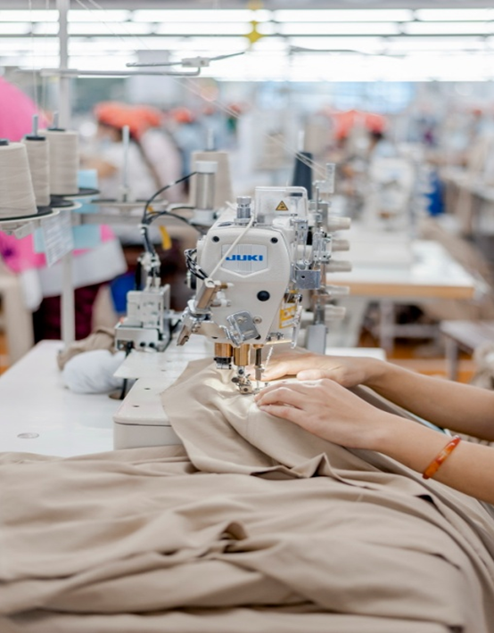 Sông Hồng và 30 năm tự hào xuất khẩu hàng may mặc, chăn ga gối Việt - Ảnh 2. Sông Hồng và 30 năm tự hào xuất khẩu hàng may mặc, chăn ga gối Việt - Ảnh 2.