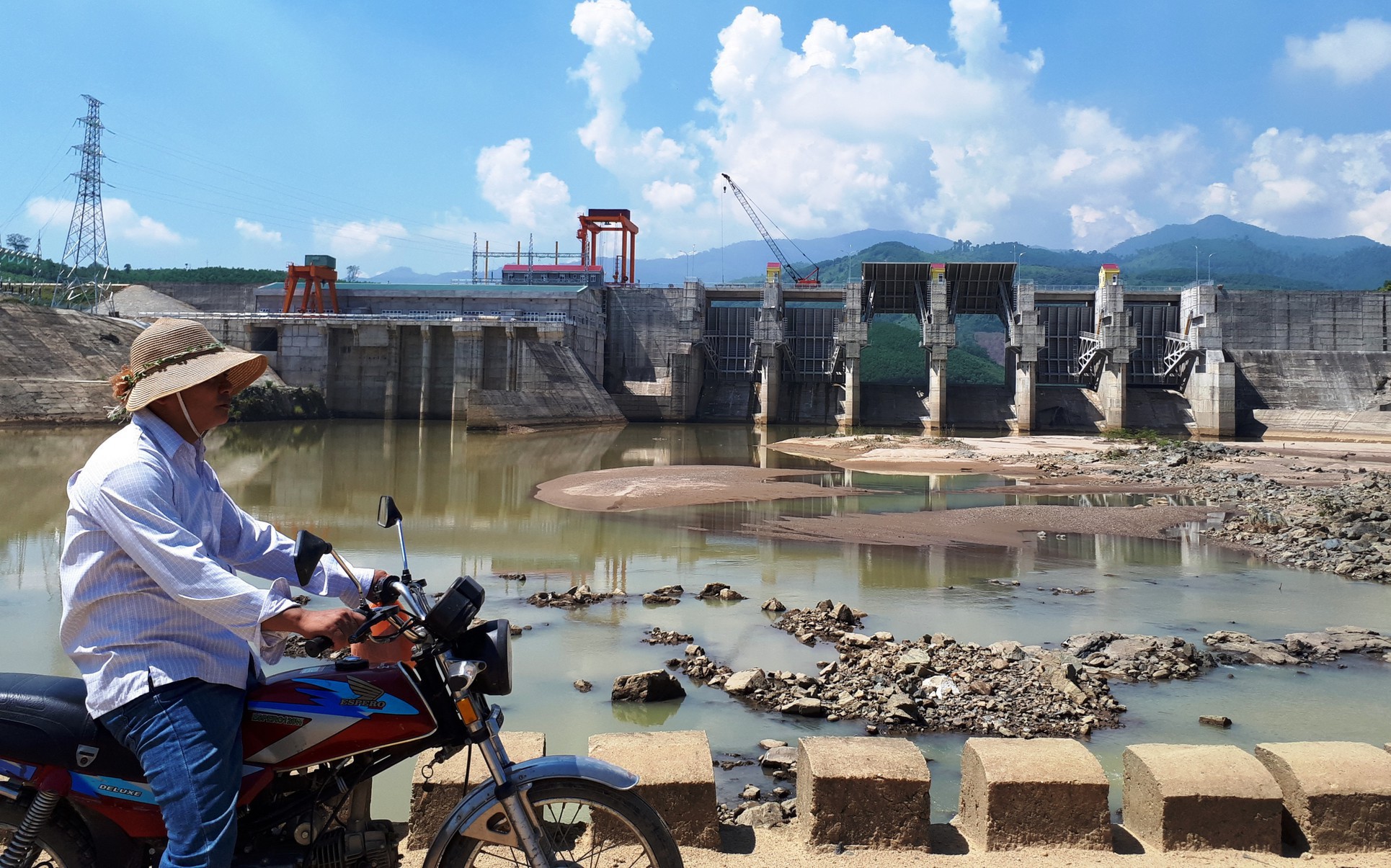 3 nữ sinh bị nước cuốn nghi do thủy điện xả nước vận hành- Ảnh 5. Thủy điện xả nước phát điện, người chăn bò bị cuốn trôi