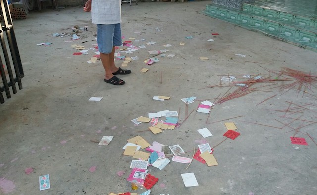 Bắt quả tang 2 thanh niên mang sơn, mắm tôm, vàng mã đi đòi nợ - Ảnh 3. Bắt quả tang 2 thanh niên mang sơn, mắm tôm, vàng mã đi đòi nợ - Ảnh 3.