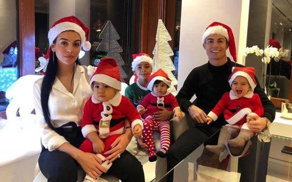 Ronaldo, Harry Kane, Lewandowski,... làm gì trong đêm Noel?