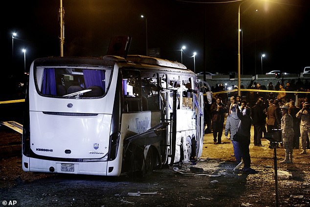 Video vụ đánh bom xe bus chở du khách Việt tại Ai Cập - Ảnh 6.