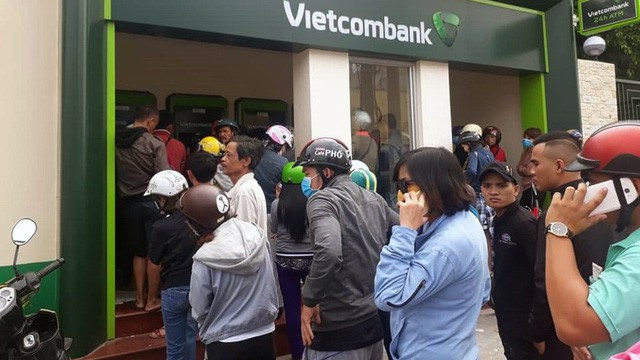 ATM tại TP.HCM kẹt trên diện rộng - Ảnh 1. ATM tại TP.HCM kẹt trên diện rộng - Ảnh 1.