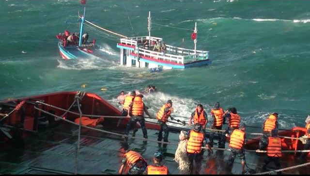 Cảnh sát biển cứu sống 12 ngư dân trước tết - Ảnh 1.