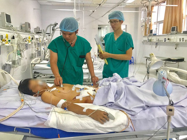 Phẫu thuật cứu người đàn ông bị nắp cống nghiền nát - Ảnh 1. Phẫu thuật cứu người đàn ông bị nắp cống nghiền nát - Ảnh 1.