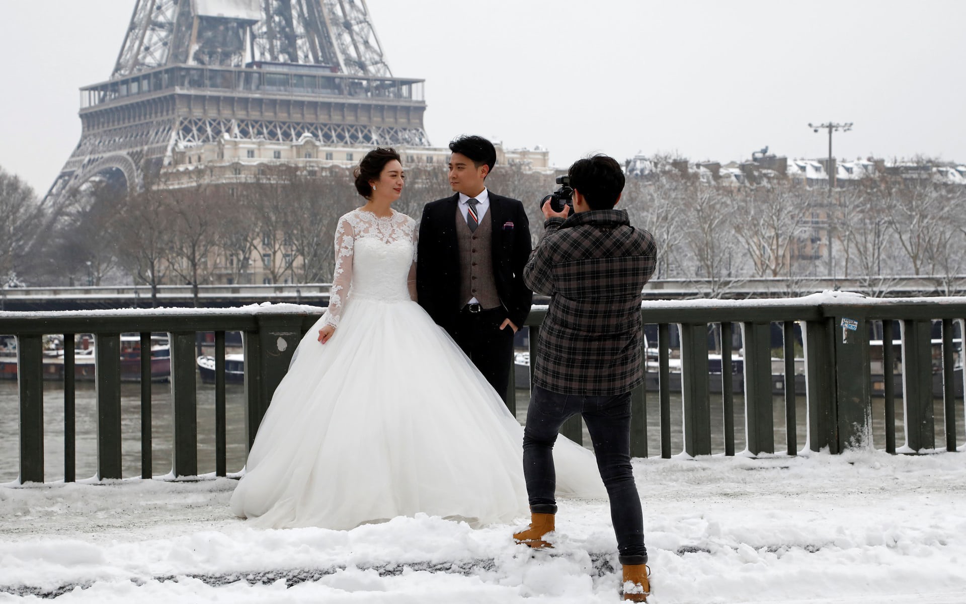 Chụp ảnh cưới nơi tháp Eiffel 'khoác' màu tuyết trắng