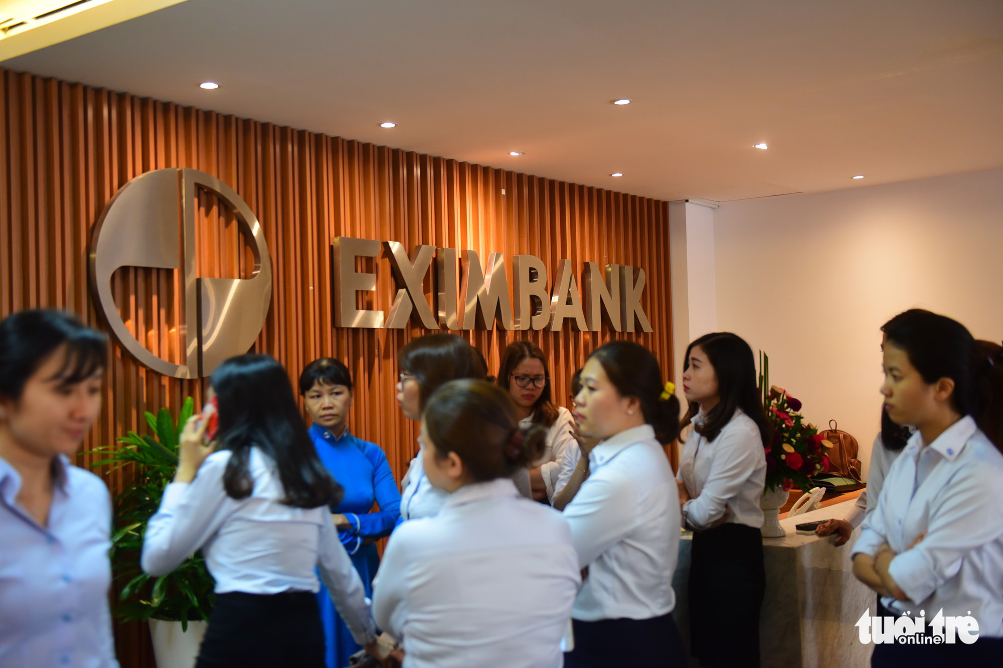 Toàn cảnh công an khám xét, bắt 2 nhân viên Eximbank TP.HCM - Ảnh 1.