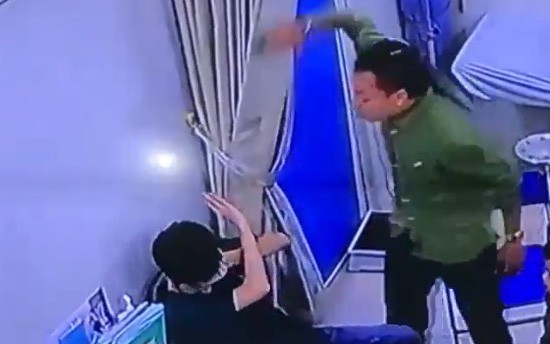 Bảo vệ Bệnh viện K bị ‘cò nhà trọ’ đeo ‘tay gấu’ kim loại hành hung nhập viện- Ảnh 2. Y bác sĩ liên tục bị hành hung: cần nút
