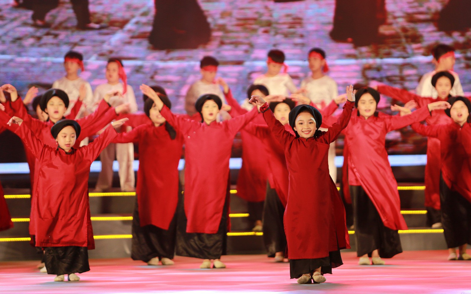 Nhiều bảo tàng tại TP.HCM miễn phí vé tham quan dịp giỗ Tổ Hùng Vương- Ảnh 5. Hàng vạn khách xem show nghệ thuật mừng Giỗ Tổ Hùng Vương