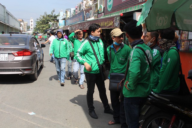 Uber rút, giá cước Grab tăng gấp 2-3? - Ảnh 1.