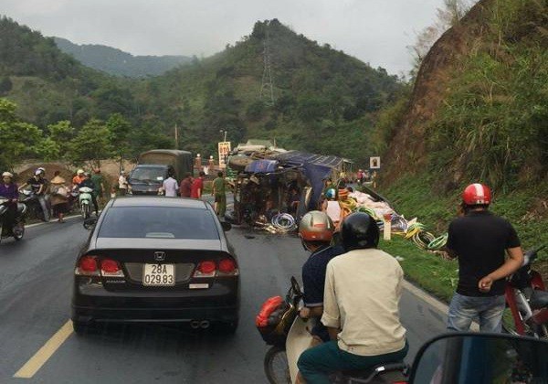 Tai nạn liên hoàn trên đường Sơn La - Hà Nội, 1 người chết - Ảnh 1.