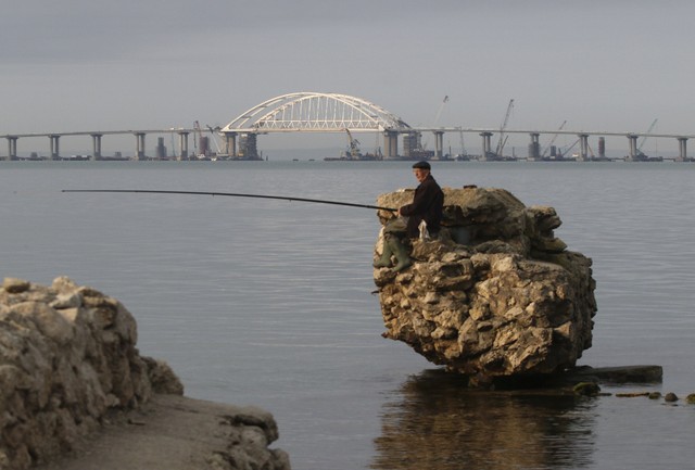 Ông Putin tự lái xe tải qua cầu mới mở nối Nga với Crimea - Ảnh 3.