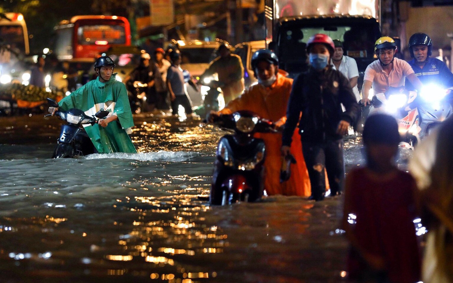 TP.HCM ngập nặng, người dân bì bõm dắt xe về lúc nửa đêm