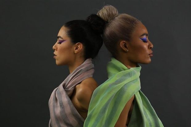 Chế tạo vải đổi màu điều khiển được bằng smartphone