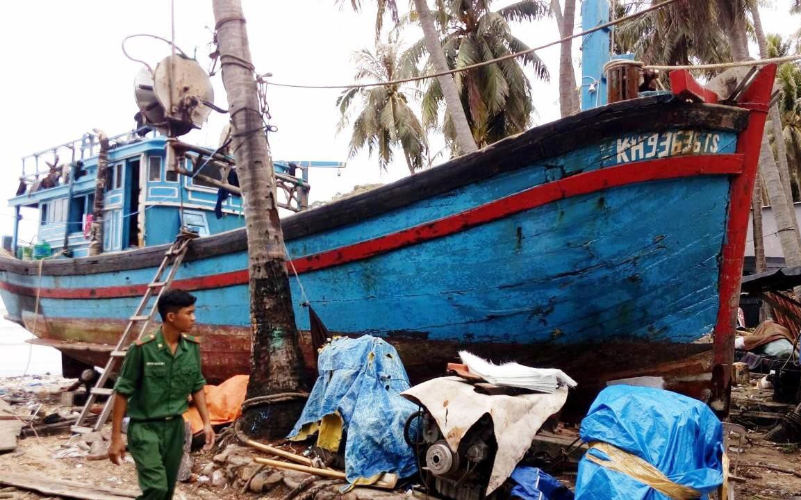 Tàu cá đang thả lưới bị tàu hàng đâm chìm, 6 ngư dân thoát chết- Ảnh 2. Tàu cá lật úp trên biển, 9 người được cứu sống