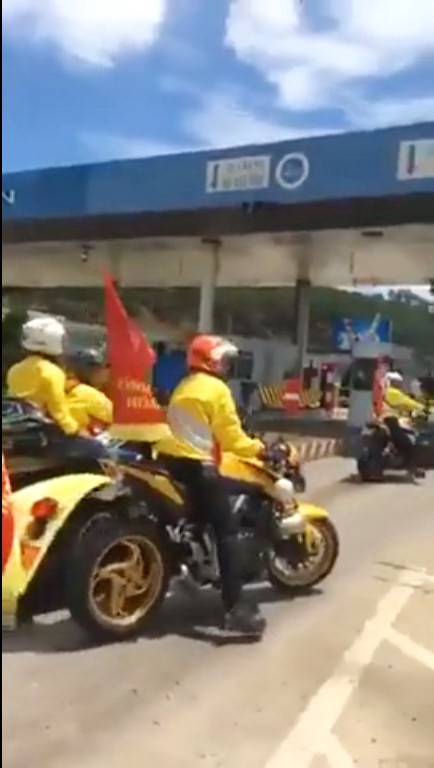 Đoàn đua xe đạp cũng bị chặn thu phí - Ảnh 1.