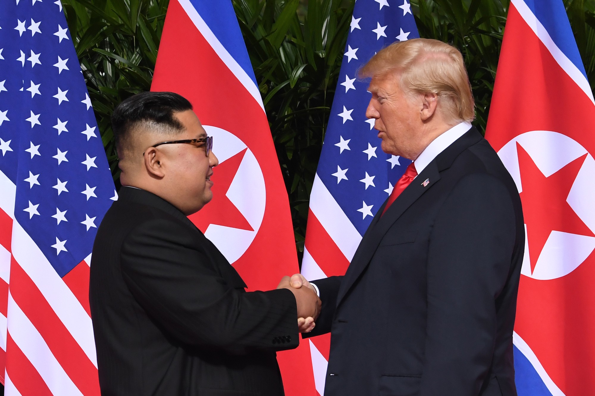 Ãng Trump vÃ  Ã´ng Kim vÃ  cÃº báº¯t tay lá»ch sá»­ - áº¢nh 1.