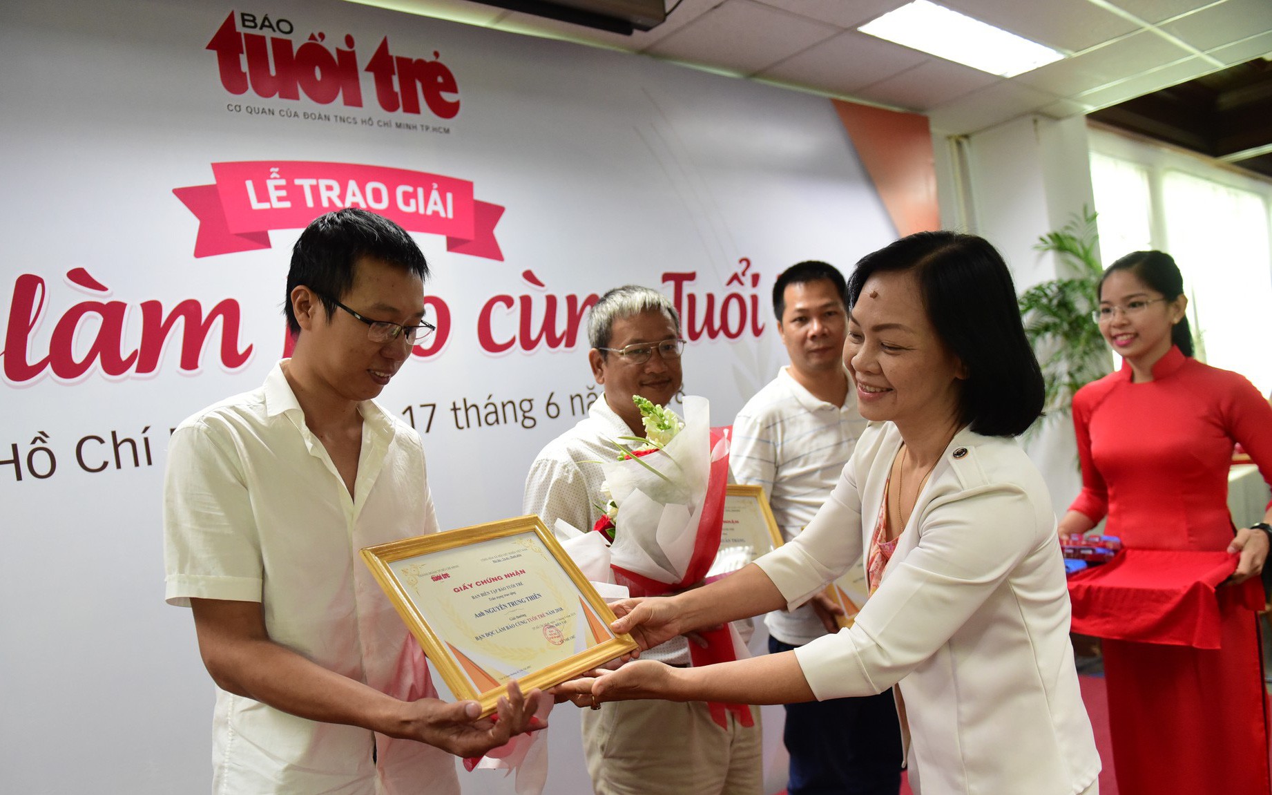 Những bàn tay ấm từ Tuổi Trẻ- Ảnh 4. Tuổi Trẻ vinh danh những bạn đọc cùng làm báo