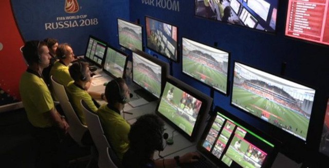 Công nghệ VAR, phản ứng trái chiều của bóng đá Việt - Ảnh 2.