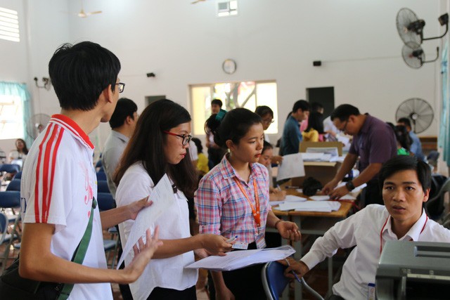 Quên chứng minh nhân dân, nhiều thí sinh phải làm giấy cam đoan - Ảnh 3.