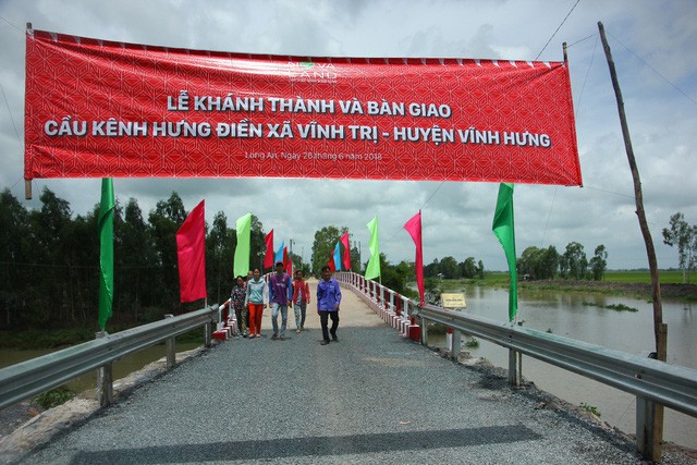 Nhịp cầu nối những niềm vui cho xã Vĩnh Trị, huyện Vĩnh Hưng, Long An - Ảnh 1.