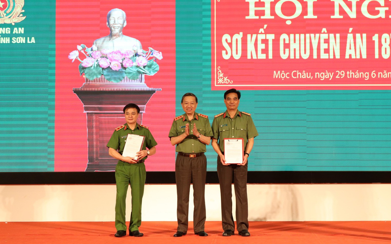 Bộ Công an khen ngợi các đơn vị triệt phá đường dây mở, bán tài khoản ngân hàng trái phép- Ảnh 2. Thủ tướng gửi thư khen ban chuyên án tiêu diệt 2 trùm ma túy