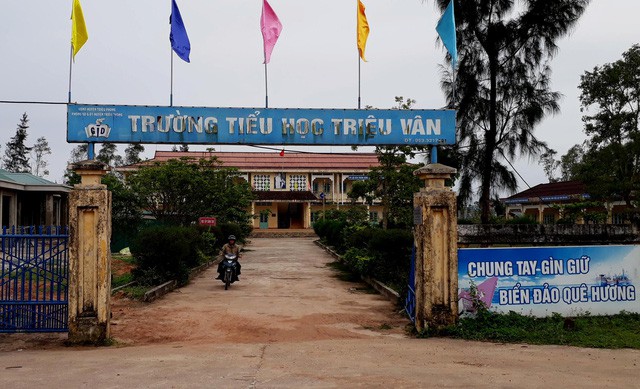 Ém tiền hỗ trợ học sinh, hiệu trưởng bị cách chức - Ảnh 1.