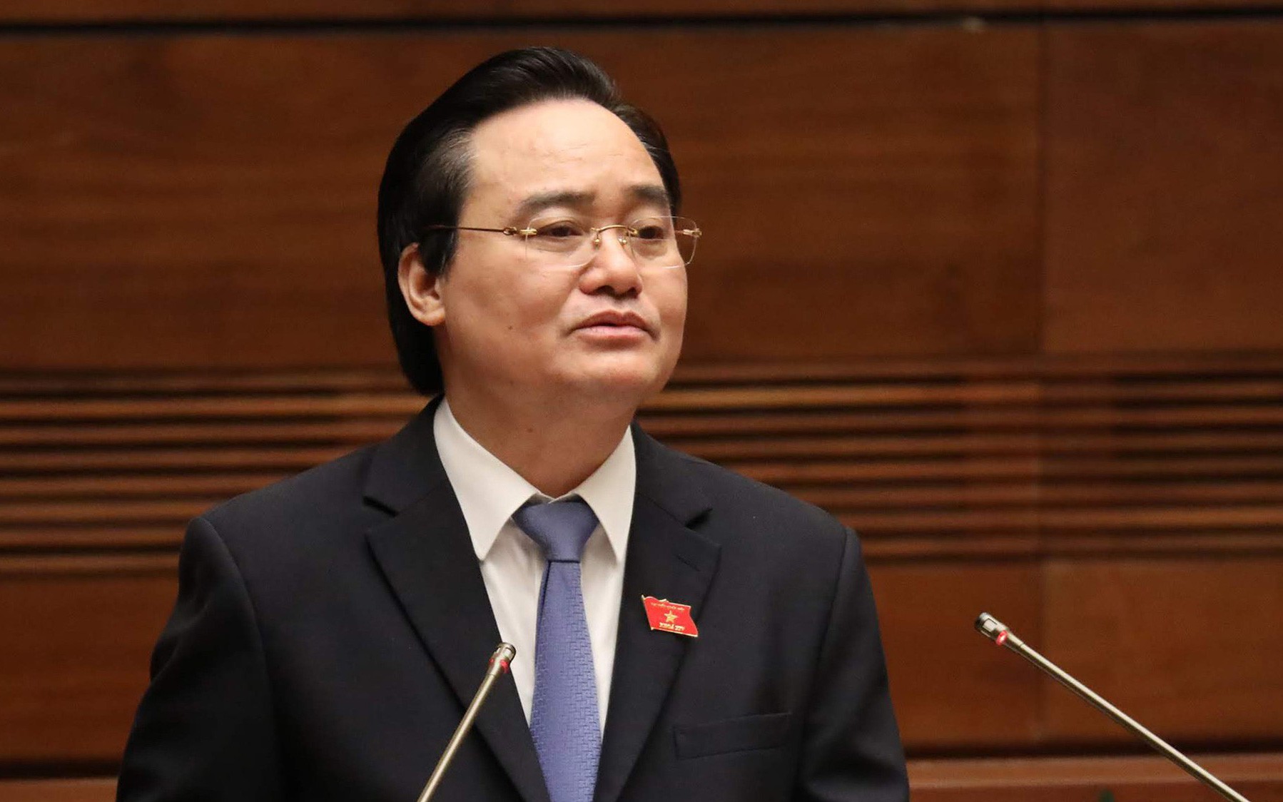 "Giáo viên đang chịu áp lực cả về vật chất và tinh thần"