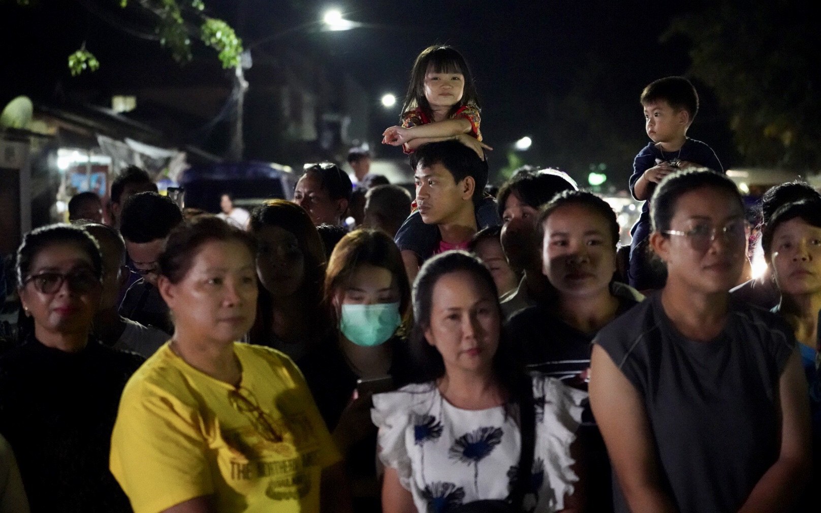 Giải cứu đội bóng Thái Lan: Truyền thông quốc tế túc trực ở bệnh viện