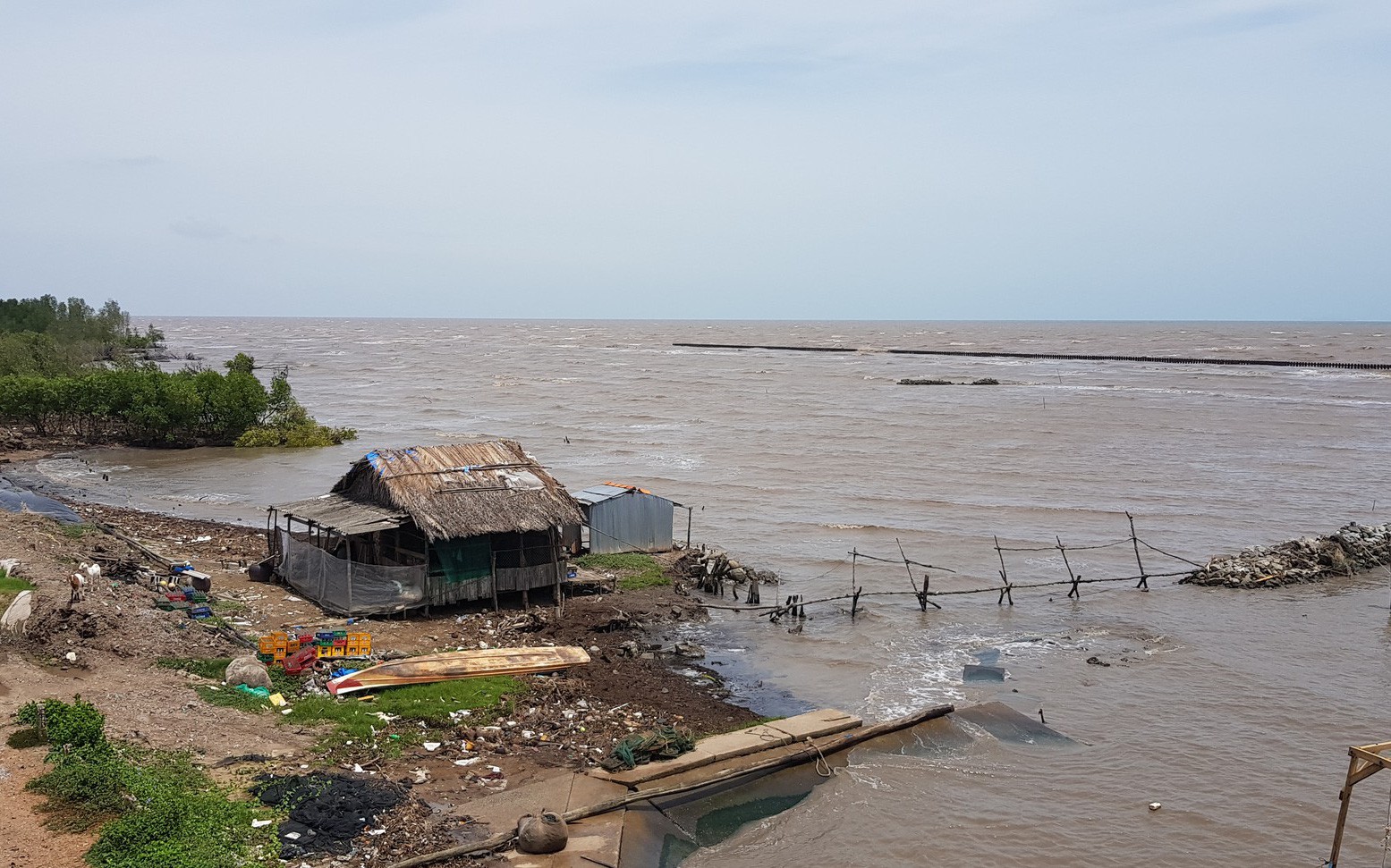 Biển xâm thực, người dân Phú Quốc sống trong lo sợ- Ảnh 4. Biển xâm thực dữ đội, đề xuất khẩn cấp cứu đê biển Tây