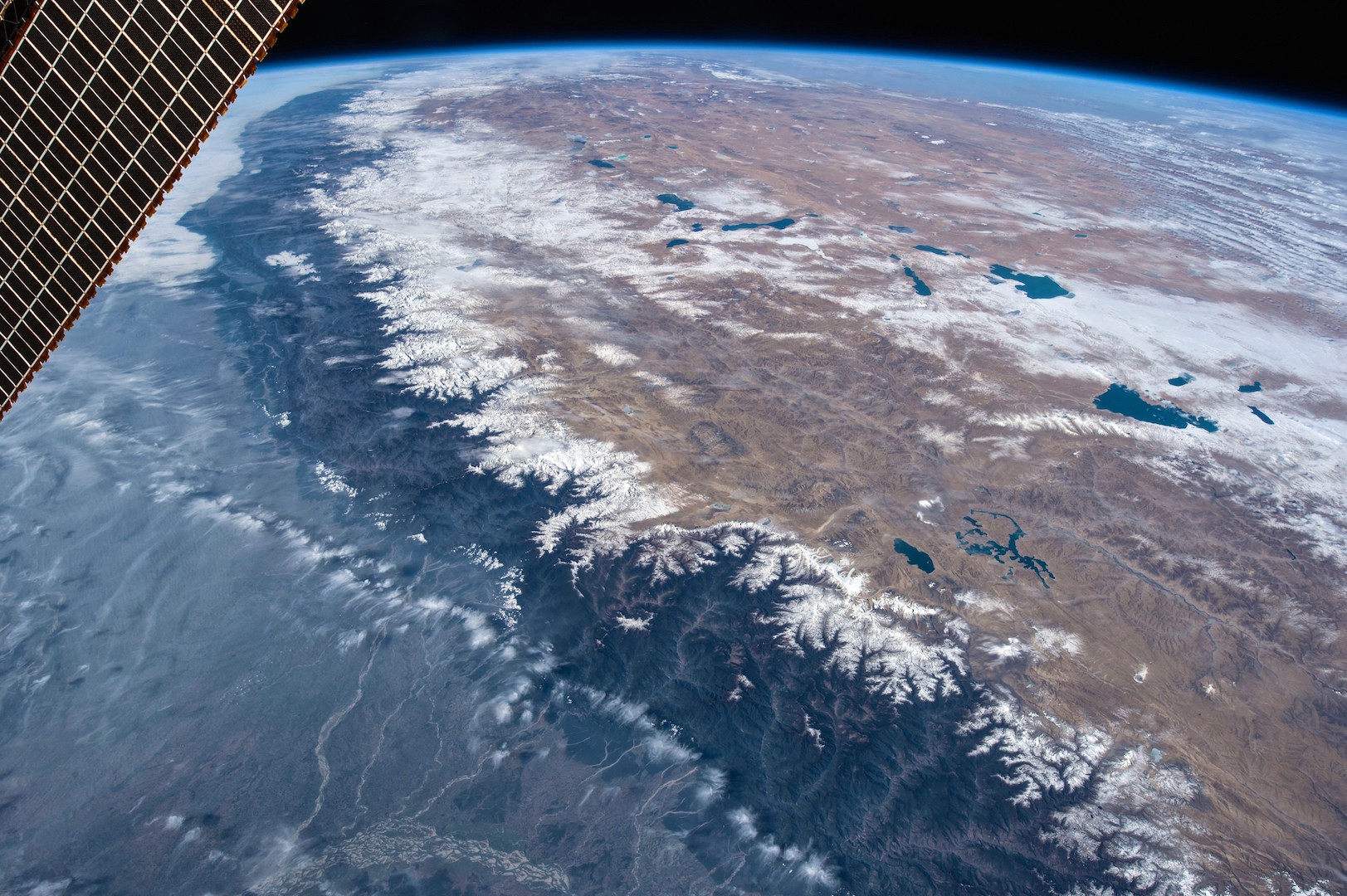 Видеть в реальном времени. Гималаи Эверест из космоса. Эверест с МКС. Гора Джомолунгма из космоса. Гималаи горы вид из космоса.
