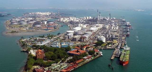 VN yêu cầu Singapore cung cấp thông tin 3 người Việt trộm dầu - Ảnh 1.