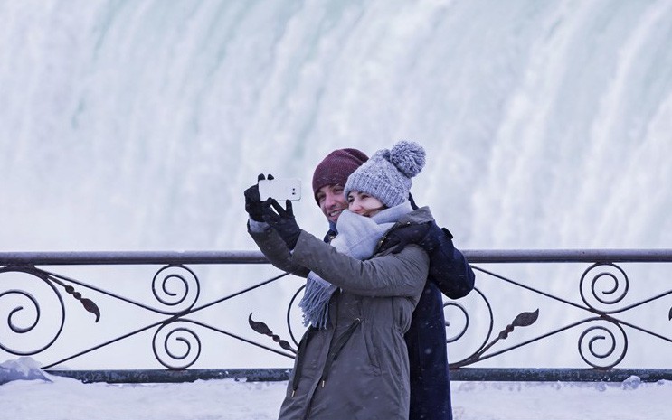 Du khách ngắm thác Niagara trong băng giá