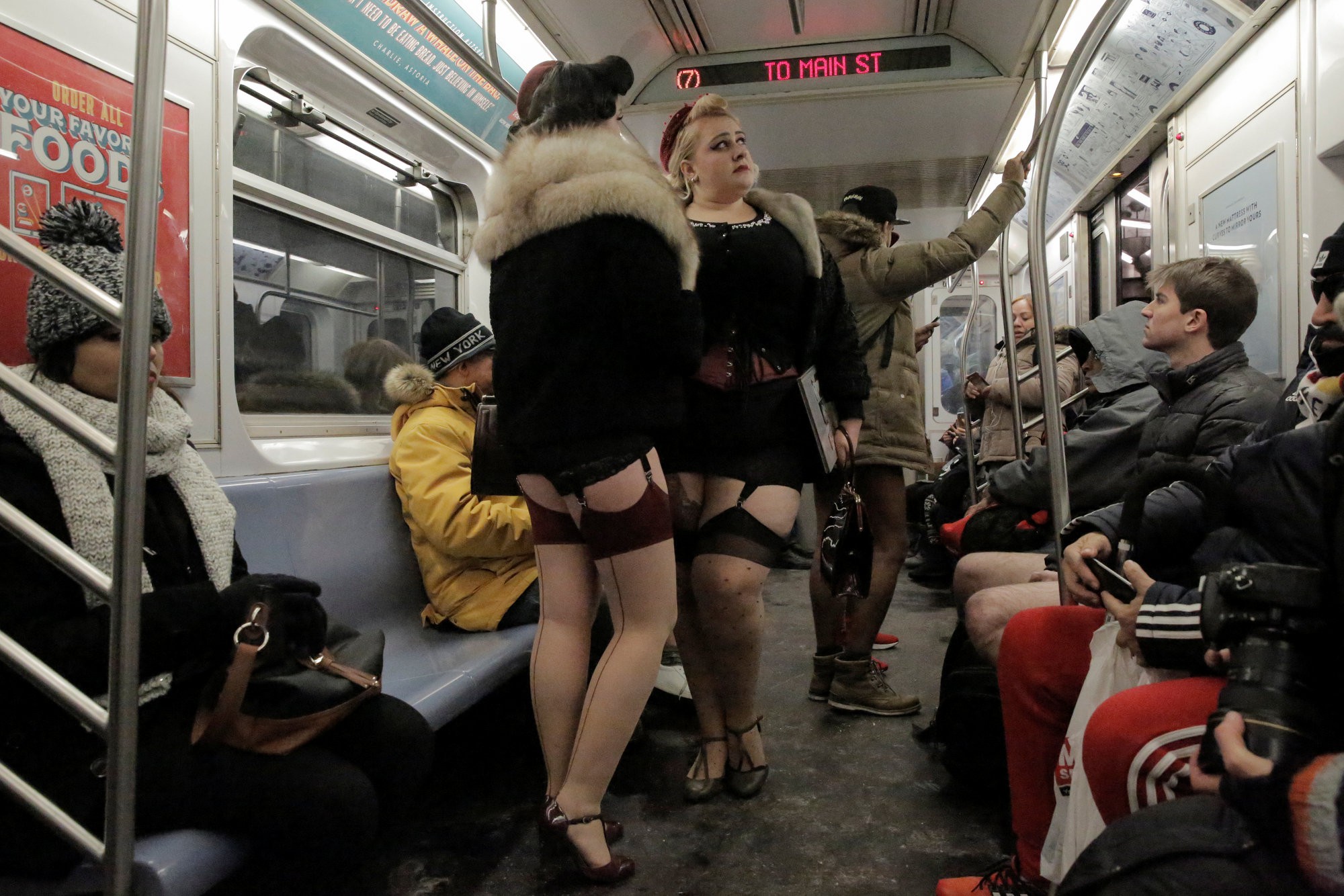 Женщины без штанов. No Pants Subway Ride Москва. В метро без штанов. Чулки в общественном транспорте. Дамы без штанов.