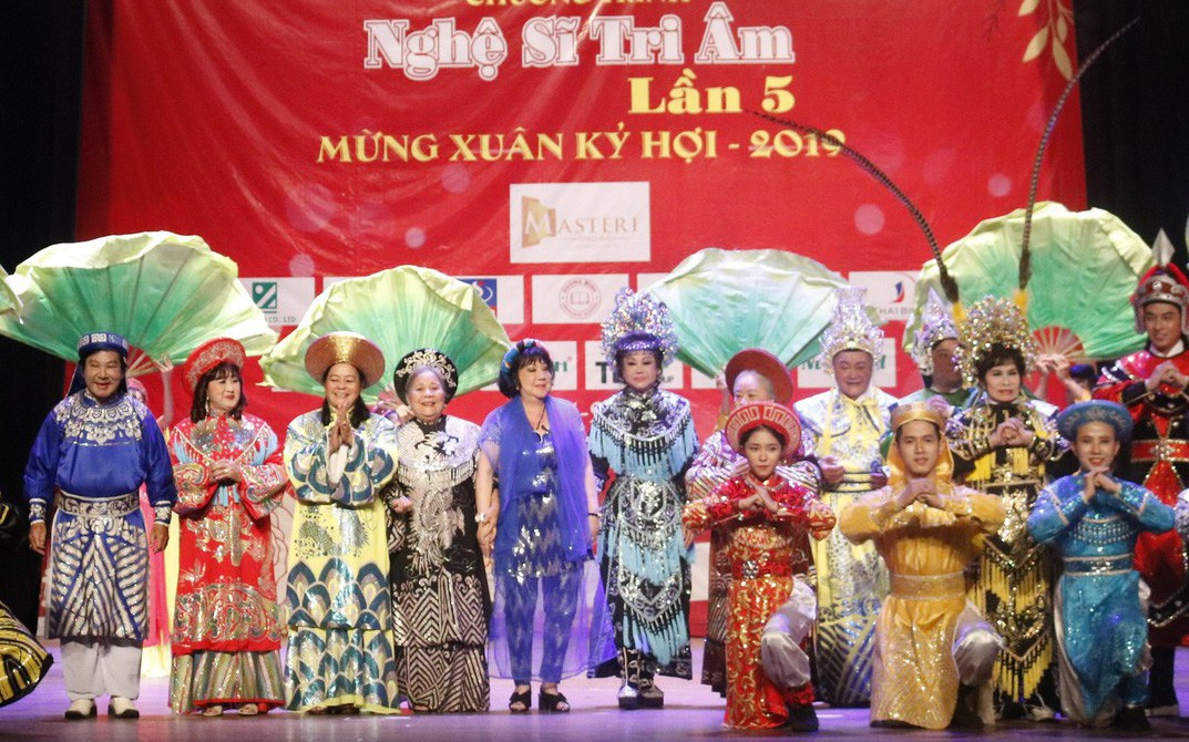 Nghệ sĩ Bạch Tuyết làm Học viện cải lương để tìm kiếm tài năng- Ảnh 5. Bạch Tuyết, Kim Cương đón Tết với các nghệ sĩ, nhân viên hậu đài khó khăn