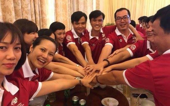 Nhờ họp lớp, chúng tôi làm được nhiều việc có ích cho học sinh nghèo- Ảnh 3. Họp lớp nhắc nhau kỷ niệm, chia sẻ yêu thương