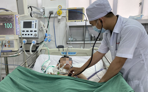 TP.HCM triển khai báo động đỏ cứu sống hơn 3.500 bệnh nhân trong 5 năm- Ảnh 2. Cứu sống bệnh nhi ngưng tim, ngưng thở nhờ báo động đỏ liên viện
