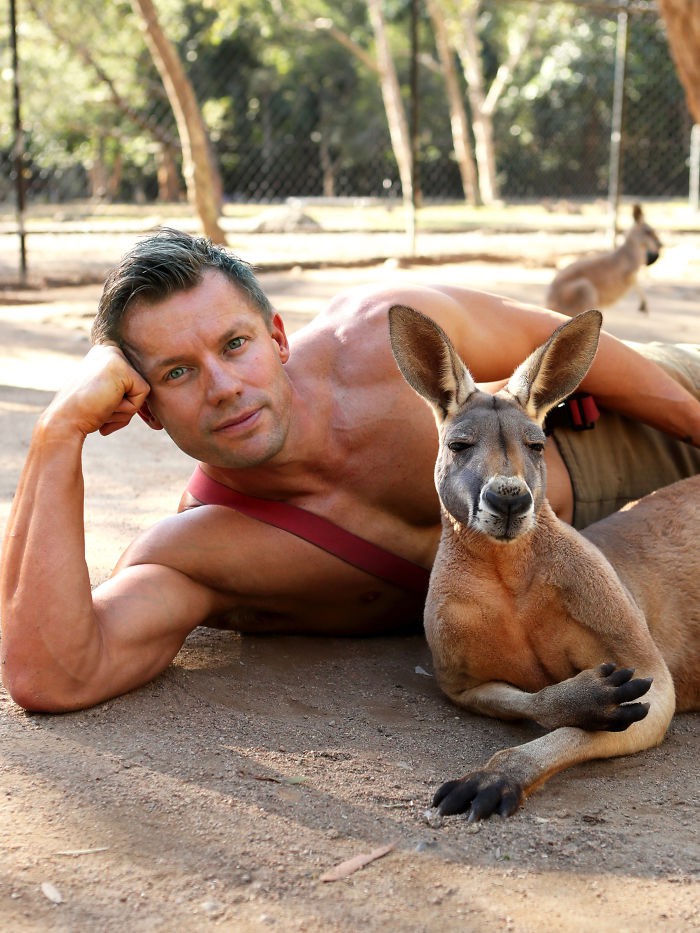 Dàn lính cứu hỏa ‘nam thần’ 6 múi của Úc chụp ảnh với động vật làm từ thiện - Ảnh 6.