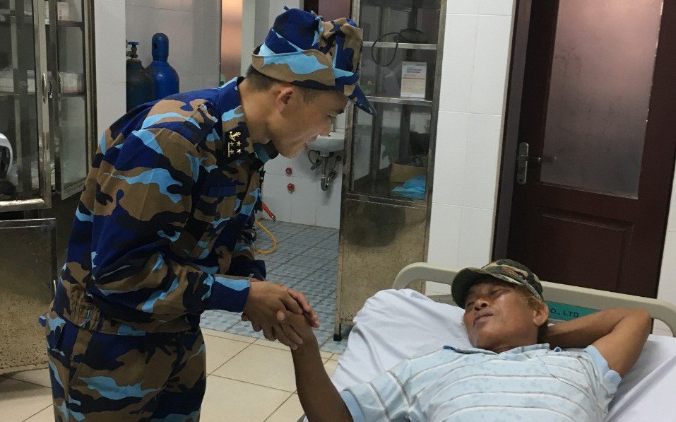 Trung tâm y tế Trường Sa cấp cứu ngư dân bị dây lưới tàu quấn vào chân, đứt gần lìa cổ chân - Ảnh 3.