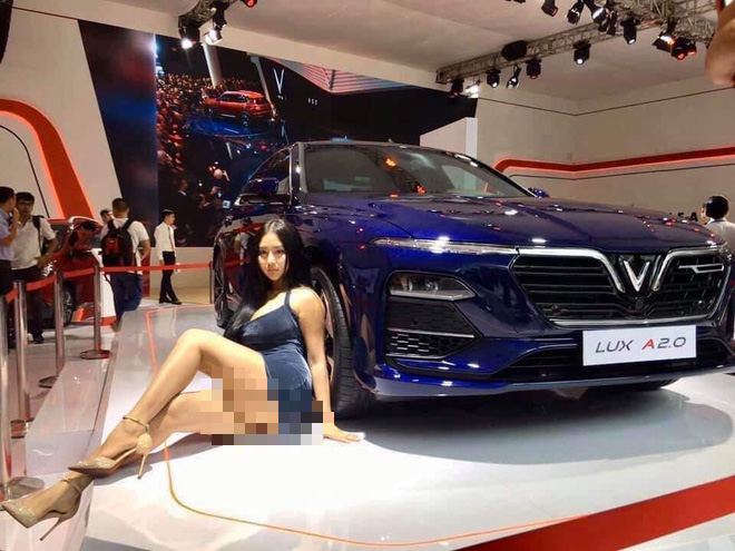 Cô gái tạo dáng quá lố tại Vietnam Motor Show 2019 là câu view, phản cảm - Ảnh 1.