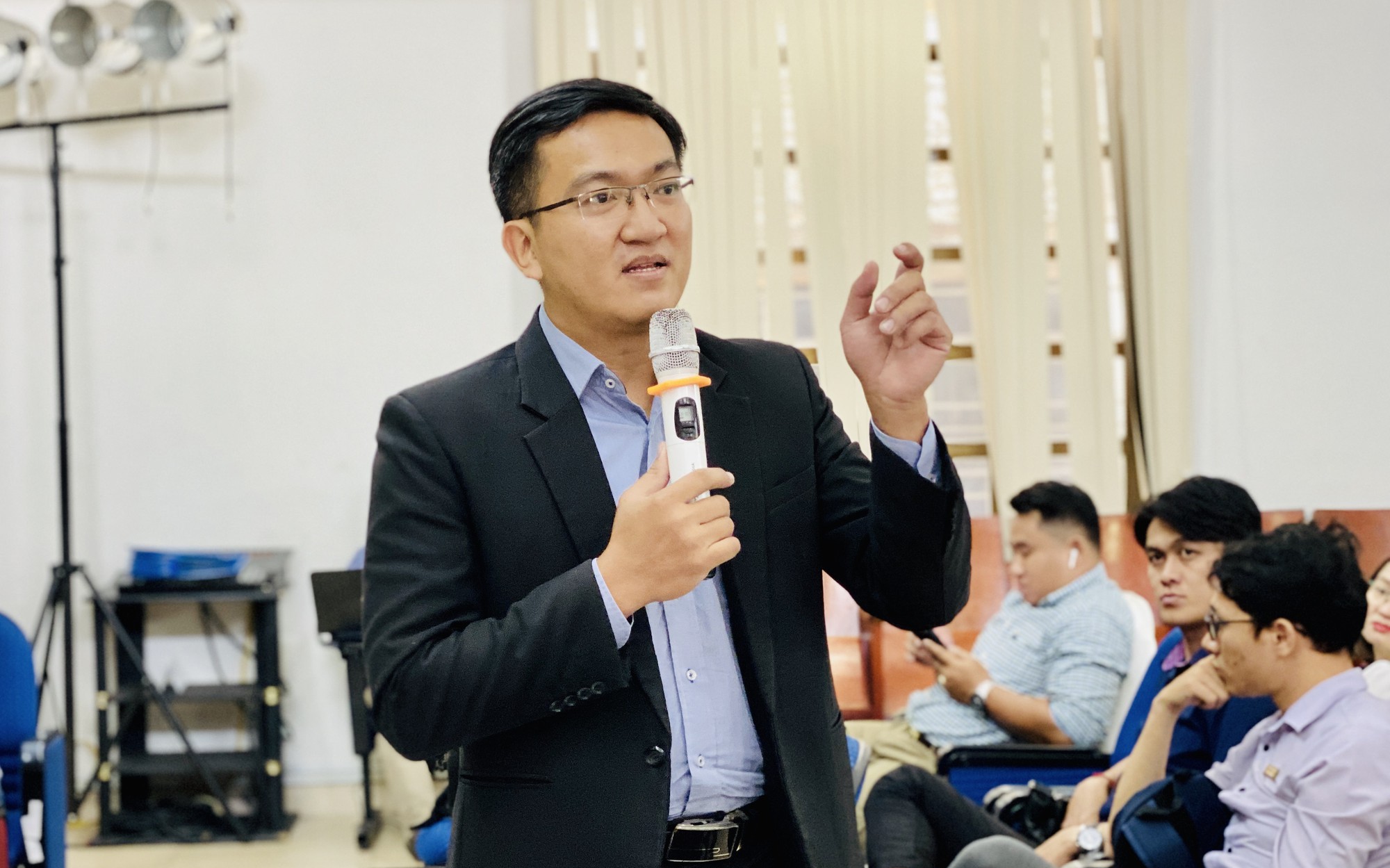 Ghen tuông điên cuồng, nhập viện mới biết bị rối loạn hoang tưởng- Ảnh 6. Mắc bệnh hoang tưởng vì sử dụng mạng xã hội quá nhiều