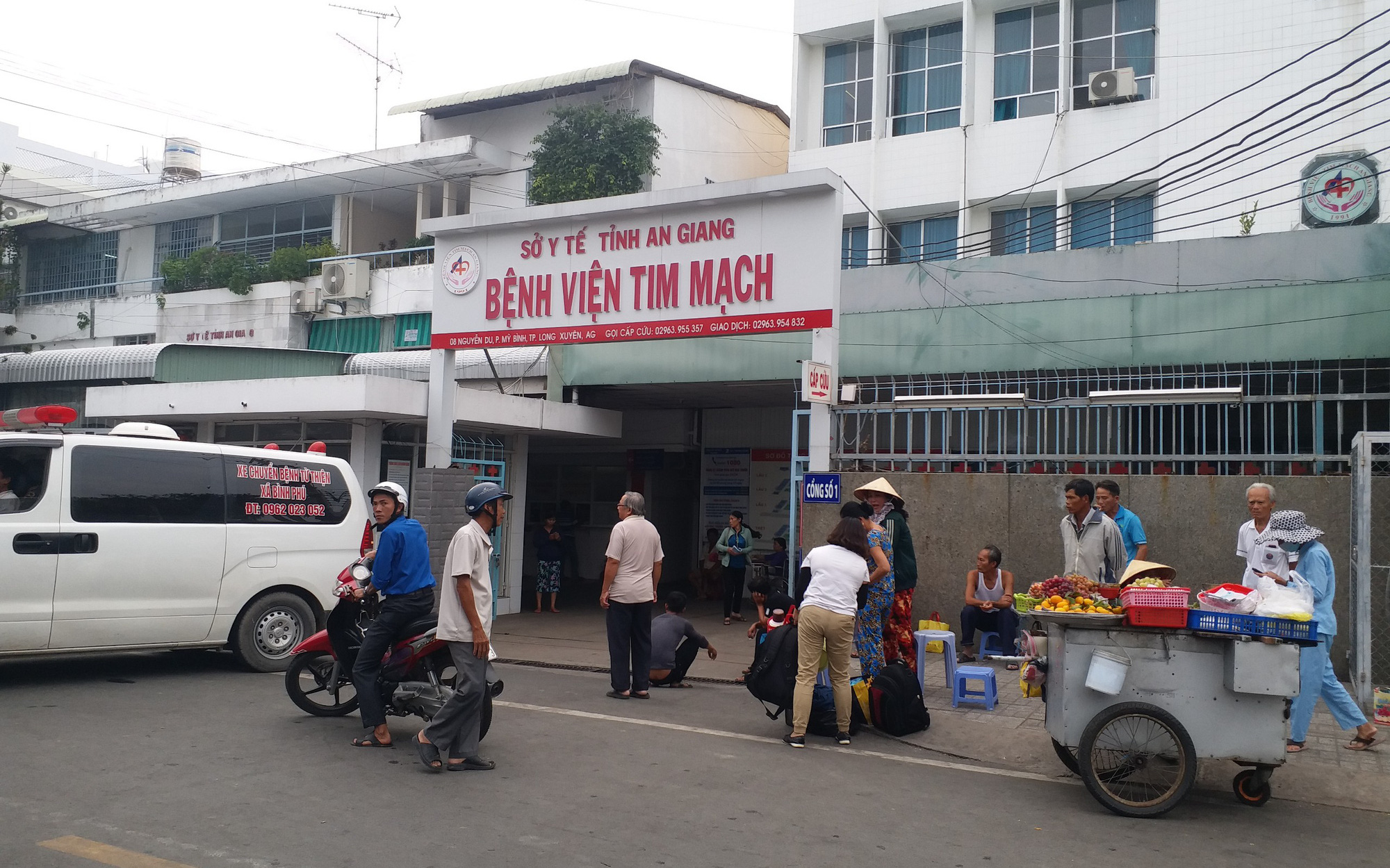 Bênh cậu, cháu 17 tuổi cầm dao đến bệnh viện đâm gục bảo vệ