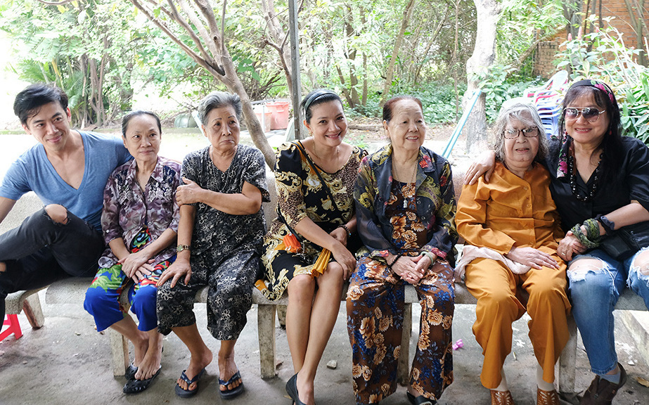 7 nghệ sĩ ở Viện dưỡng lão nghệ sĩ sắp chuyển sang nơi ở mới- Ảnh 4. Đoàn phim Song Lang trao quà tại Viện dưỡng lão Nghệ sĩ