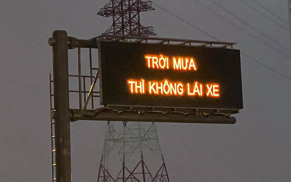 Tài xế ngạc nhiên với bảng điện tử cao tốc khuyến cáo 