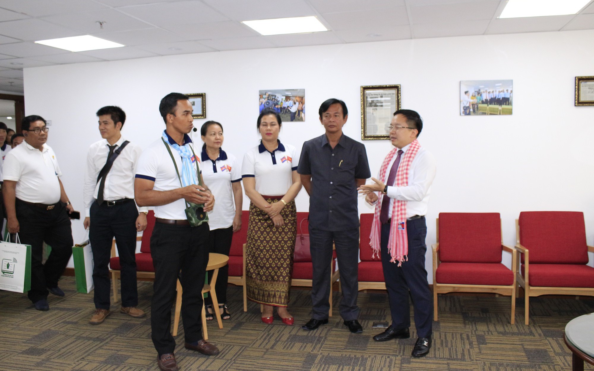 'Ngôi nhà chung' của báo chí TP.HCM kỷ niệm 5 năm thành lập- Ảnh 5. Các nhà báo Campuchia thích thú với Trung tâm báo chí TP.HCM