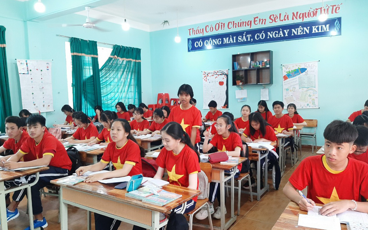 Cả lớp mang áo cờ đỏ sao vàng trong giờ học 'tiếp lửa' U22 Việt Nam