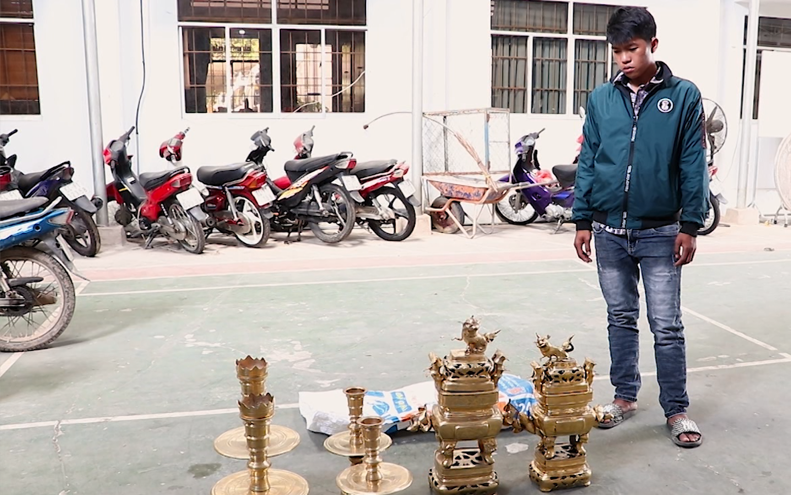 Nhóm đạo chích chuyên trộm đồ thờ cúng bằng đồng- Ảnh 2. Video: Gần tết bị trộm đột nhập vào nhà trộm lư đồng