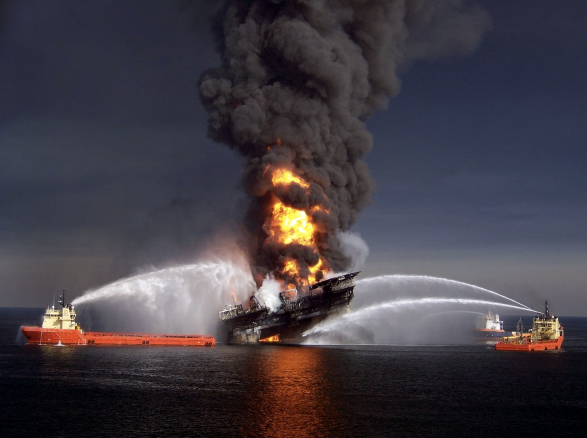 15 апреля 2010. Взрыв нефтяной платформы Deepwater Horizon. Взрыв нефтяной платформы Deepwater Horizon - 20 апреля 2010 года. Deepwater Horizon в мексиканском заливе. Авария на нефтяной платформе в мексиканском заливе 2010.
