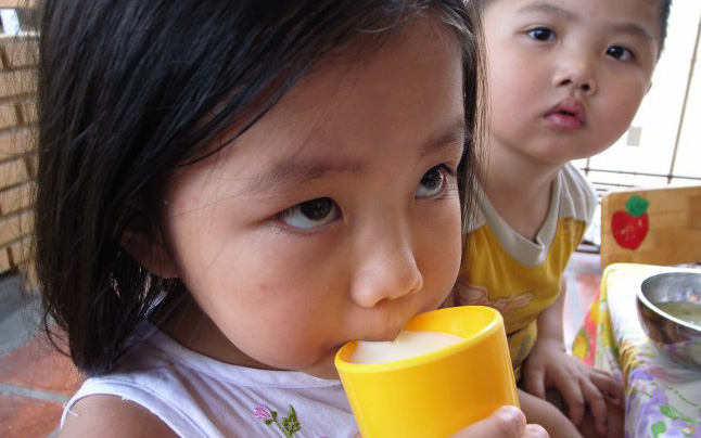 Trẻ mẫu giáo và lớp 1 ở TP.HCM tiếp tục được uống sữa tại trường