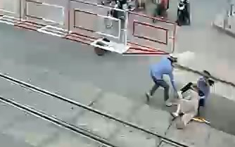 2 nữ nhân viên gác chắn cứu cụ bà trong 2 giây trước đoàn tàu lao tới