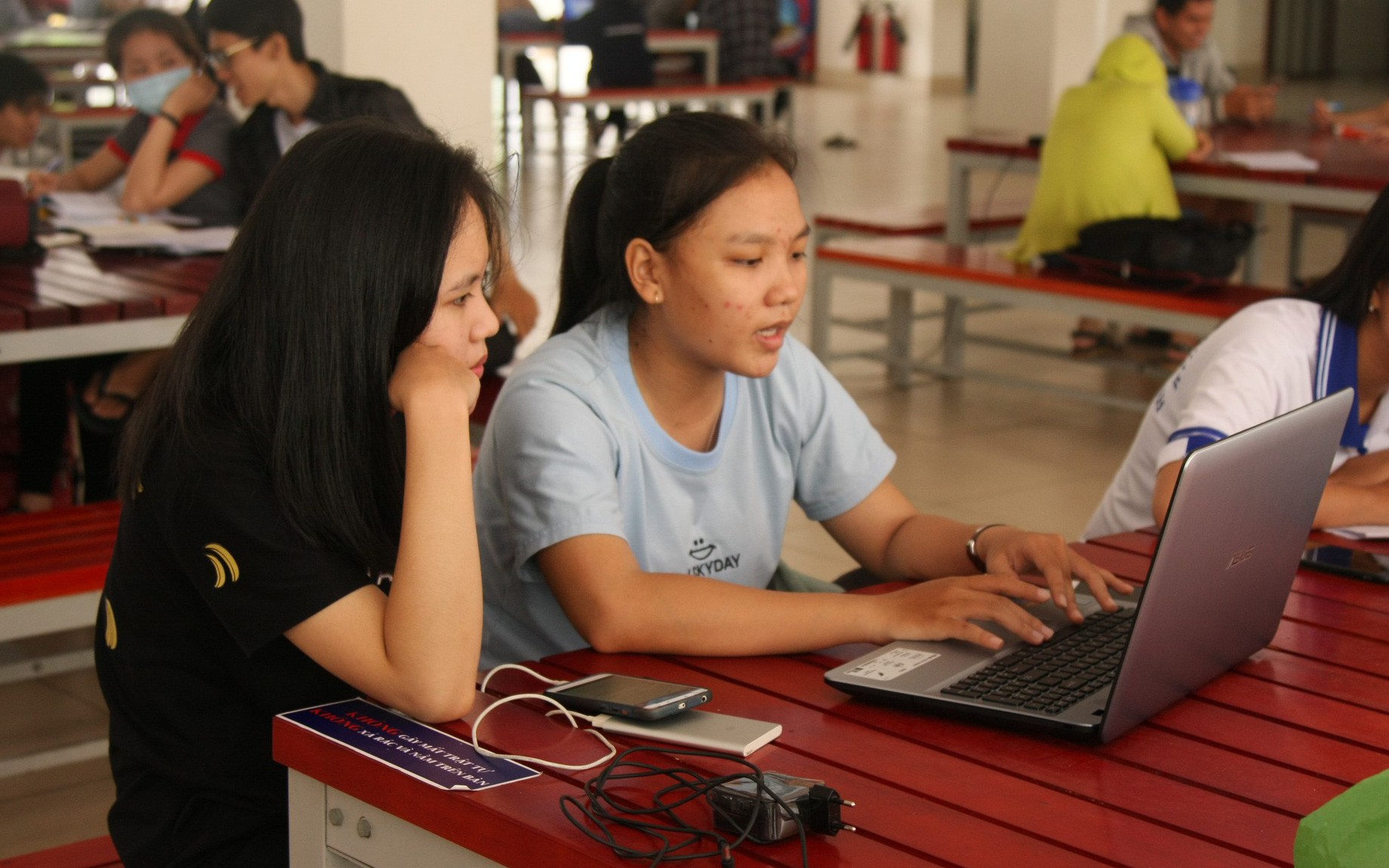 Tranh luận không tuyển thí sinh thấp lùn ở trường kinh doanh- Ảnh 2. ĐH Sư phạm TP.HCM bỏ điều kiện chiều cao trên 1,5m trong tuyển sinh